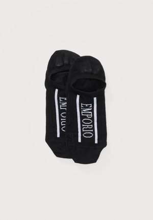 Șosete negre cu deget despărțit, cu tăietură joasă, dungi verticale albe și textul „EMPORIO” pe partea superioară a fiecărei șosete.