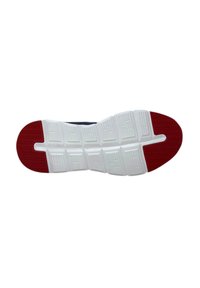Suela de zapatilla deportiva con goma blanca, profundos surcos y una parte trasera roja, diseñada para proporcionar tracción y durabilidad.