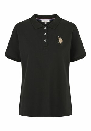 Zwarte polo van textuurstof, met een drieknoopsluiting en een geborduurd logo in goud op de linkerborst.