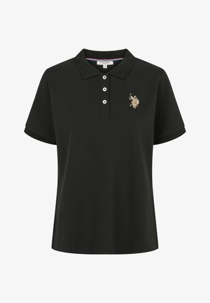 Musthave mustikasärgil, mis on valmistatud tekstuurilisest kangast. Särgil on kolm nööpi ning vasakul rinnal on kuldne brodeeritud logo.