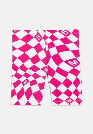 Ροζ και λευκό καρό σορτσάκι με ελαστική μέση. Διαθέτει επαναλαμβανόμενο σχεδιο ρόμβων και εκτυπωμένα 'Μ' και '6' στο ύφασμα.