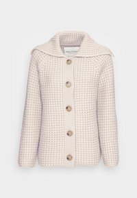 Krémový pletený svetr s širokým límcem, pěti velkými hnědými knoflíky a texturovaným vzorem látky. Má raglánové rukávy.