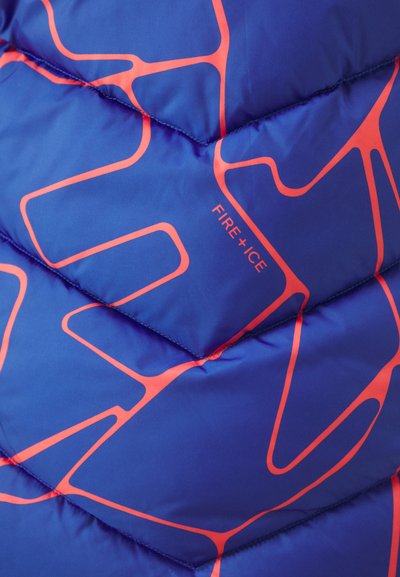 Puffjacke aus blauem Stoff mit einem geometrischen rosa Muster. Enthält das Logo "FIRE + ICE" im unteren rechten Bereich.