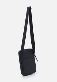 Lacoste FLAT CROSSOVER BAG UNISEX - Skulderveske - light adriatic blue