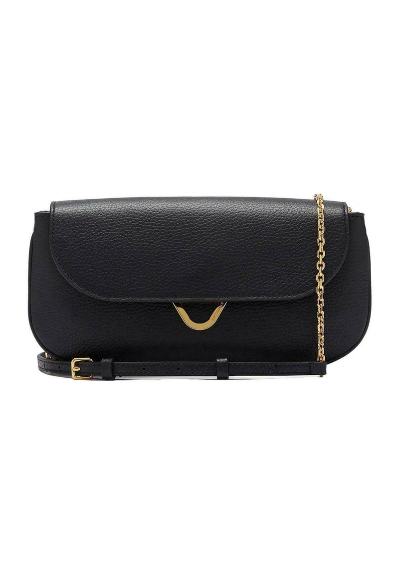 Zwart leren handtas met een klep sluiting, goudkleurige hardware, ketting- en leren schouderband, met een gestructureerd oppervlak en een gebogen accent.