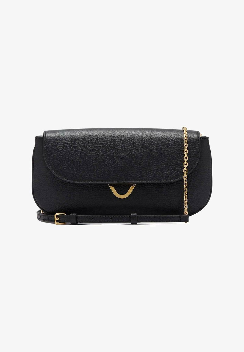 Sac à main en cuir noir avec une fermeture à rabat, quincaillerie dorée, chaîne et sangle en cuir, présentant une surface texturée et un accent courbé.