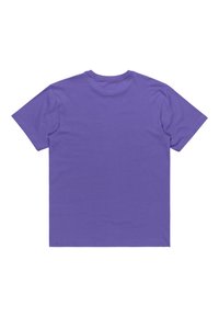 Camiseta de algodón morada, de manga corta, cuello redondo, textura suave, diseño liso, sin logotipos ni patrones visibles en la parte posterior.