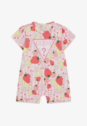 Combinaison courte pour bébé rose avec motifs de fraises, citrons, fleurs et cœurs, arborant un logo triangle Guess pailleté rose sur la poitrine.