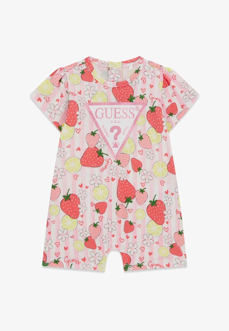 Combinaison courte pour bébé rose avec motifs de fraises, citrons, fleurs et cœurs, arborant un logo triangle Guess pailleté rose sur la poitrine.