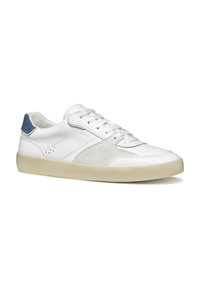Sneaker blanche en matériaux cuir et suède, avec un onglet de talon bleu clair, un laçage à l'avant et une semelle en caoutchouc beige.