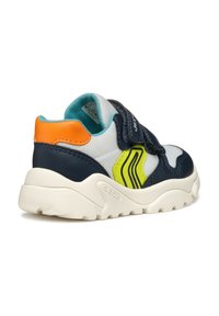 Baskets avec une tige en mesh et en cuir dans des tons de bleu marine, blanc et orange, dotées d'une sangle Velcro et d'accents vert fluo ; semelle texturée.