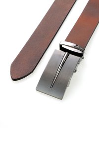 Brauner Ledergürtel mit einer silbernen Metallschnalle, die rechteckig geformt und schlank im Design ist. Das Leder hat eine strukturierte Oberfläche.