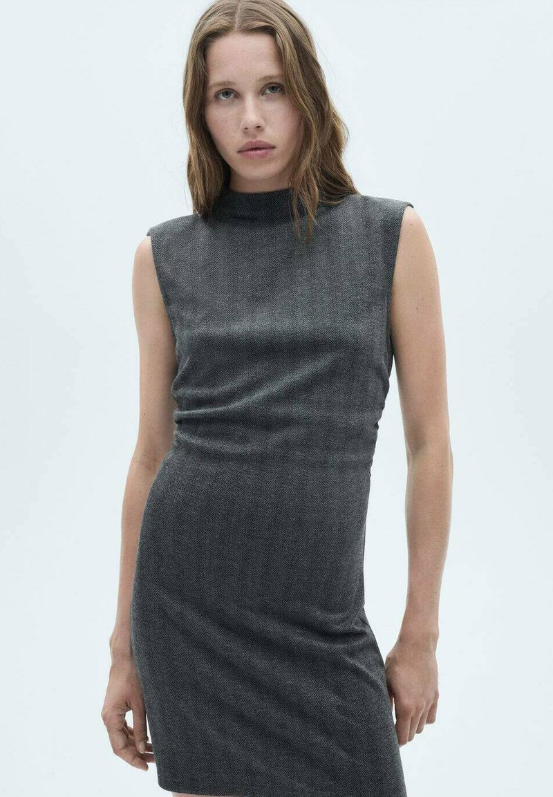 Rochie fără mâneci în gri, cu model în zig-zag, gât înalt, siluetă mulată și textură moale. Design minimalist, fără hardware sau accente vizibile.