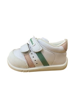 Zapato de cuero blanco con rayas verdes y rosas, puntera texturizada, dos correas de Velcro ajustables, cuello acolchado en el tobillo y suela de goma.