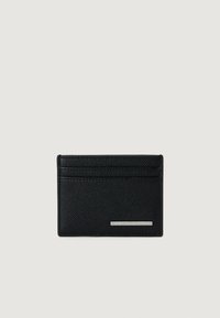 Crni teksturirani kožni držač za kartice s tri utora i malom srebrnom oznakom Armani Exchange na prednjoj strani.