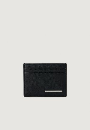 Porte-cartes en cuir texturé noir avec trois fentes et une petite plaque logo Armani Exchange argentée à l'avant.