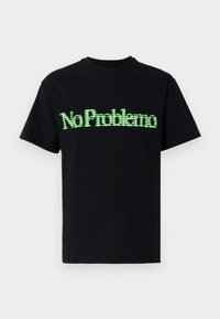 Tricou negru din bumbac, cu un text grafic pixelat verde "No Problemo" pe față. Mâneci scurte și guler rotund.