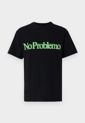 Schwarzes Baumwoll-T-Shirt mit einem grünen pixelierten Grafiktext "No Problemo" auf der Vorderseite. Kurze Ärmel und runder Halsausschnitt.