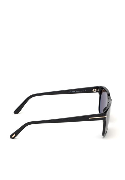 Gafas de sol de plástico negro con lentes oscuros, marco rectangular elegante y líneas de acento doradas en las patillas. Diseño ligero y moderno.