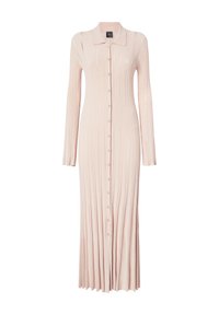 Duga, svijetlo ružičasta pletena haljina s ovratnikom, punim rukavima, prednjim kopčanjem na gumbe i vertikalnom rebrastom teksturom.