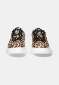 Zapatillas con estampado de leopardo que presentan una parte superior de tejido texturizado, suela de goma blanca y cordones negros con acentos decorativos de piedras preciosas.