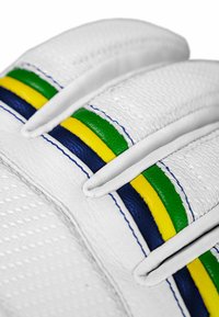 Guante de cricket blanco con tres rayas elevadas en verde, amarillo y azul. Superficie texturizada con costuras detalladas y acentos suaves.