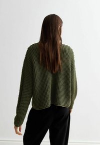 Cardigan a maglia in verde oliva, con un motivo testurizzato, spalle a caduta e una vestibilità rilassata con orlo posteriore corto.