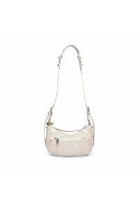 Bolso de hombro de cuero blanco con forma curva, correa ajustable y bolsillo frontal con cremallera. Presenta una textura suave y un diseño minimalista.