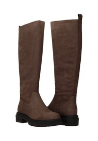 Bruine suède kniehoge laarzen met een ronde neus, een dikke zwarte zool en minimale stikseldetails, met een gladde textuur.