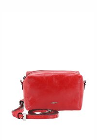 Rote Leder-Crossbody-Tasche in rechteckiger Form, mit Reißverschluss und abnehmbarem Tragegurt. Mit einem dezenten Logo-Detail auf der Vorderseite.