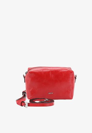 Rote Leder-Crossbody-Tasche in rechteckiger Form, mit Reißverschluss und abnehmbarem Tragegurt. Mit einem dezenten Logo-Detail auf der Vorderseite.