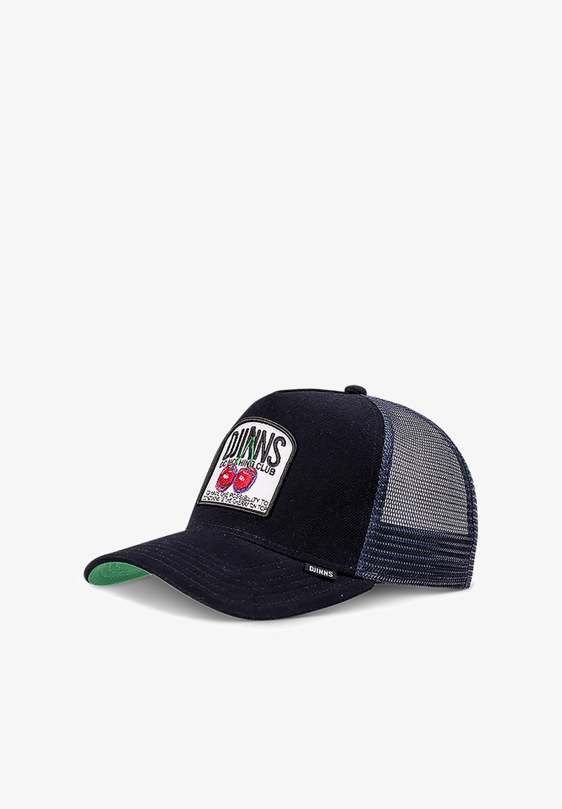 Melnas acs cepure ar izliekto vizieri, kurai ir balts izšūts plecs ar divām sarkanām ķiršiem un tekstu "Dariet to pa savam klubā".