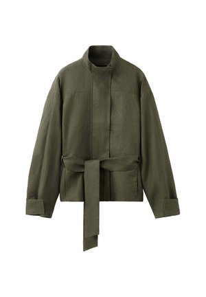 Jachetă verde măsliniu cu mâneci lungi, guler în picioare, cordon frontal și mâneci cu manșete, realizată din țesătură texturată.