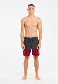 Muške kupaće gaće u sivoj i burgundijskoj boji, elastična waistband s vezicom, mekani materijal i kratka dužina nogavica. Bez uzoraka ili logotipa.