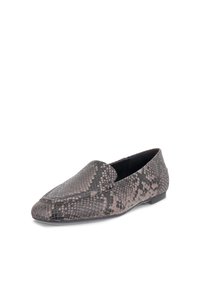 Chaussure plate slip-on en cuir à motif peau de serpent noir et gris, avec un petit talon et un bout pointu, présentée sur fond blanc.