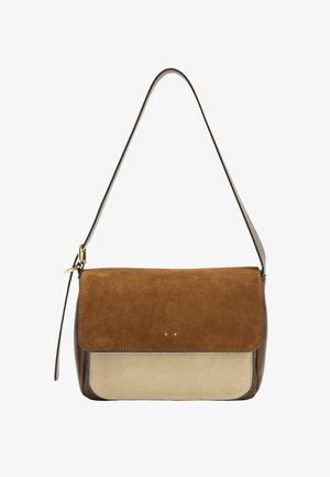 Brązowa i beżowa torebka z zamszu z klapką, gładkim skórzanym paskiem i złotymi akcentami, charakteryzująca się zorganizowaną formą i kontrastującymi materiałami.