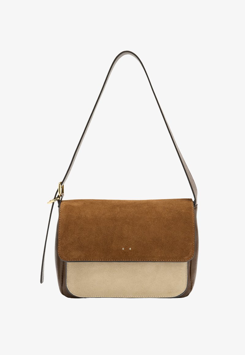 Brązowa i beżowa torebka z zamszu z klapką, gładkim skórzanym paskiem i złotymi akcentami, charakteryzująca się zorganizowaną formą i kontrastującymi materiałami.
