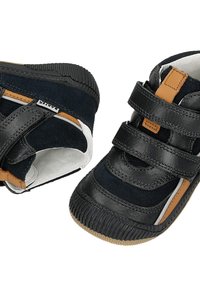 Czarne i granatowe buty z trzema rzepami, wykonane z zamszu i skóry, z gumową podeszwą z rowkami, brązowym akcentem przy pięcie oraz białym wnętrzem.