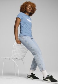 Puma ESSENTIALS LOGO TEE  RUNDHALS KURZARM  - Apdrukāts T-krekls - zen blue