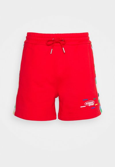 Shorts de sport rouges avec une taille élastique et un cordon de serrage, mettant en avant un accent coloré à motifs sur les côtés et un détail de logo brodé.