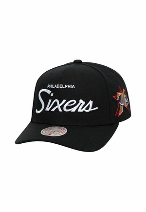 Gorra de béisbol negra con el texto Philadelphia Sixers en la parte frontal y un logo bordado colorido en el lateral, visera curva y adhesivo en la visera.
