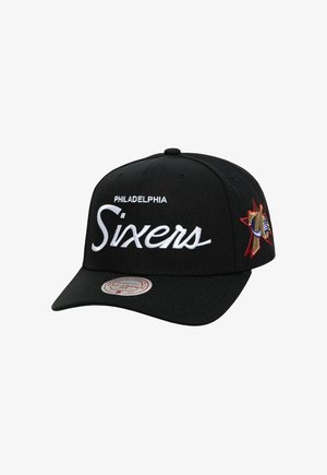 Gorra de béisbol negra con el texto Philadelphia Sixers en la parte frontal y un logo bordado colorido en el lateral, visera curva y adhesivo en la visera.
