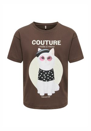 T-shirt marron avec un chat blanc portant des lunettes roses, un béret noir et une écharpe à motifs de cœurs, avec le texte "COUTURE make it meow."