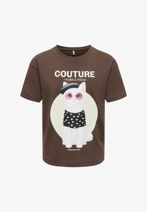Brązowy t-shirt z białym kotem noszącym różowe okulary, czarną beretkę i szalik w serduszka, z tekstem "COUTURE make it meow."