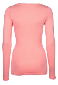 Långärmad topp i ljusrosa, tillverkad av ett mjukt, elastiskt tyg. Har en enkel rundhals och en figursydd silhuett.