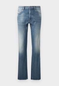 Jeans de mezclilla azul claro con acampanados, que cuentan con un diseño de cinco bolsillos, un ligero desvanecimiento en los muslos y una cintura estándar con pasadores para cinturón.