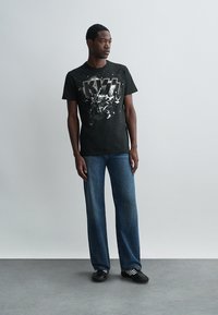 Dsquared2 KISS CIGARETTE FIT UNISEX - Marškinėliai su spaudiniu - black