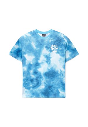 T-shirt blu con effetto tie-dye, girocollo, maniche corte e grafica bianca di una nuvola con occhiali da sole e la parola "chilled."