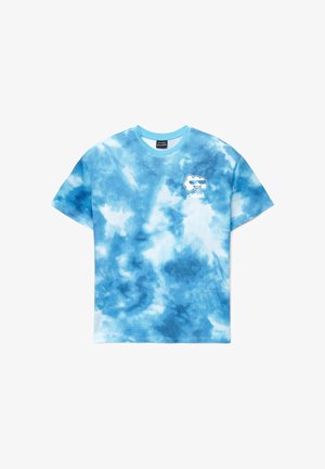 Niebieska koszulka z efektem tie-dye, z okrągłym dekoltem, krótkimi rękawami oraz białą grafiką chmury w okularach przeciwsłonecznych i napisem "chilled".