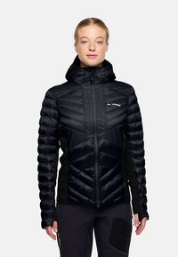 Schwarze isolierte Jacke mit durchgehendem Reißverschluss, mit Chevron-Steppmuster, taillierter Kapuze und kontrastierenden, strukturierten Ärmeln.